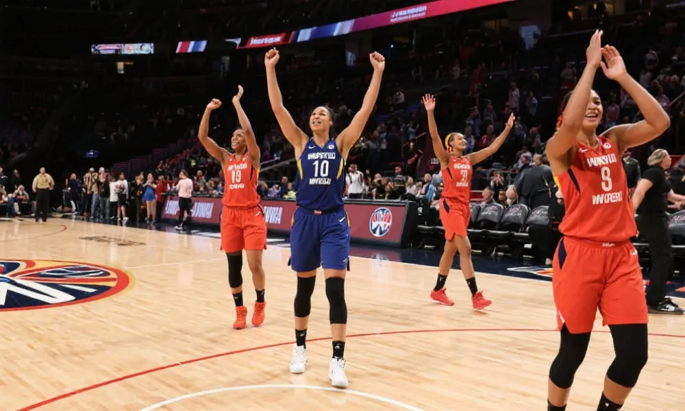 WNBA明星球员在球场上庆祝